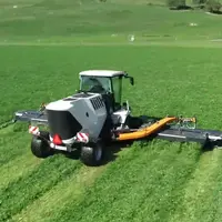 L'automoteur de fauche Cutaro SR 1100 d'ARB-Tec fauche 11 m de large.