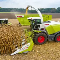 Pour l’ensilage de maïs en épis, le bec de l’ensileuse est remplacé par un cueilleur de moissonneuse-batteuse.