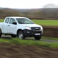 Véhicule utilitaire tout terrain dans les champs