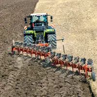 Charrue semi-portées 14 corps Grégoire Besson avec tracteur Claas Xérion