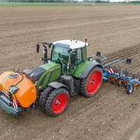 Autonome, la cuve frontale peut s'associer à de nombreux outils.