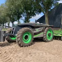 AgXeed lance troisième robot, l'AgBot 2.055W4, un engin à quatre roues, dont deux roues motrices, doté d'un moteur de 75 ch.