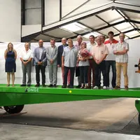 Récompense de 6 salariés de la médaille du travail lors de l'inauguration du bâtiment de la SARL Ponge à Guipy (Nièvre)