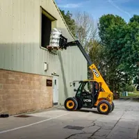 Le chargeur télescopique JCB 514-40 lève 1,4 t et atteint 4 m de haut.