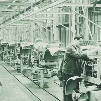 Les premiers tracteurs produits, en 1921, étaient des Lanz Bulldog. 200 000 unités y seront produites jusqu'en 1956, date à laquelle John Deere rachèt