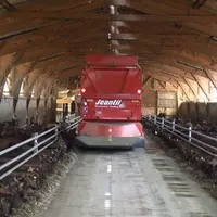 Le robot Jeantil Automatic Feeding est doté d’une fonction paillage adaptée aux élevages caprins.