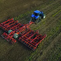 Le cultivateur à dents vibrantes Prolander de Kuhn se replie à 3 m de large et 4 m de haut au transport.