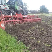 Les machines à bêcher ne demandent pas de puissance de traction, car le mouvement de leurs organes travaillants a pour effet de « pousser » le tracteu
