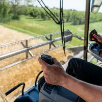 La conduite au joystick à la place du volant IdealDrive est proposée en option sur toutes les moissonneuses-batteuses Ideal.