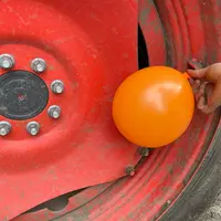 Le trafiquant dealait le gaz hilarant stocké dans les pneumatiques du tracteur.