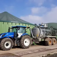 Le Gaec du Pré Vert où sera testé le tracteur Claas Celtis 436 Rétrofité au bioGNV dispose déjà d'un tracteur carburant au bioGNV : un New Holland T6.