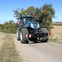 Un tracteur non attelé, homologué à 50, 60 km/h ou plus, peut circuler sur la route à son allure maximale, en respectant bien sûr les limitations de v