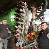 A gauche, Jean-François Chapeau, responsable de la tonne à lisier, et à droite, Paul Brichet, président de la Cuma du Rodiveau de Morannes-sur-Sarthe-