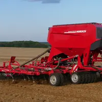 Le Sprinter 6.25 CO est un modèle de 6 m doté d’une trémie de 5 000 litres, d’un packer de pneus précédant trois rangées de dents semeuses (interrang