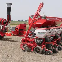 Efficace jusqu'à 15 km/h, le semoir monograine Optima doté de la technologie Pudama libère l'engrais starter par paquet précisément sous la graine.
