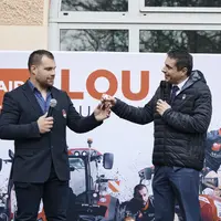 Jérôme Rey a reçu les clés du McCormick X7.624 des mains de Jean-Luc Fernandez, directeur général d'Argo France.