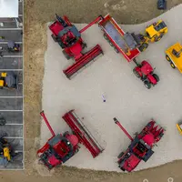 Chargeuses et pelleteuses Volvo et moissonneuses-batteuses et tracteurs Case IH exposées pour les 100 ans du groupe Malécot