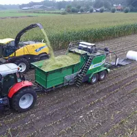 Presse enrubanneuse Knoll Multibaler XL derrière tracteur Massey Ferguson et alimentée par ensileuse New Holland FR