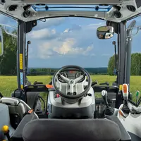 Vue de l'intérieur de la cabine du tracteur Landini 5-085 avec toit ouvrant vitré