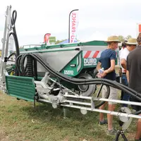 La rampe frontale de la trémie Eole de Duro-France permet le semis ou la fertilisation.