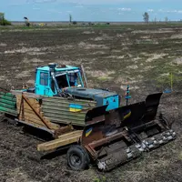 Le tracteur est équipé d'un rouleau servant à déclencher les mines éventuelles et protégé de tôles de blindage récupérées sur des véhicules militaires