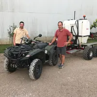 Jeremy Thoison (à gauche) et Arnaud Guyon partagent le quad et le pulvérisateur traîné entre leurs deux exploitations. Ils apprécient cet ensemble qui