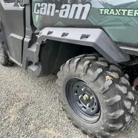 SSV Can-am Traxter HD7 avec élargisseurs d'ailes