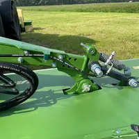 L'extrémité boulonnée des bras supportant chaque unité de coupe permet de régler la largeur de travail du groupe de fauche Krone EasyCut B 880.