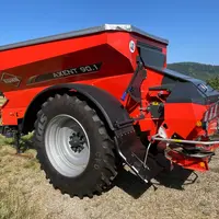 L'épandeur d’engrais centrifuge traîné Kuhn Axent 90.1 dispose d'une trémie de 9 400 l.