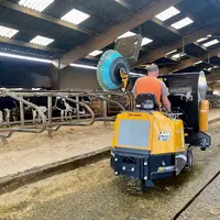 L’automoteur AM325 d’Emily s'utilise pour nettoyer les logettes et racler les couloirs de stabulation.