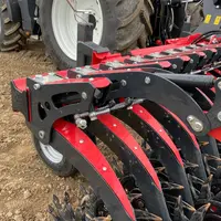 Un vérin hydraulique par élément permet de mieux répartir la pression au sol des étoiles de la houe rotative Helios de Kverneland.