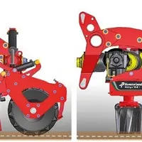 La lame de nivellement de la herse rotative repliable Rotago 4000 F de Kverneland se règle en hauteur hydrauliquement.