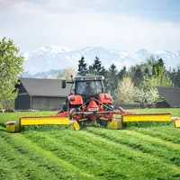 Les nouveaux combinés de fauche Pöttinger Novacat V 8400 et V 9200 sont disponibles avec conditionneurs à doigts ou à rouleaux.