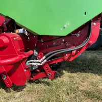 Le pick-up de 2,25 m des remorques autochargeuses Ambion est animé par un moteur hydraulique.