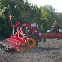 La bineuse traînée Extract L de Väderstad dispose d'un essieu directeur.