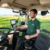 Le joystick ErgoSteer de Fendt permet de contrôler la direction du tracteur avec la main gauche, sans agir sur le volant.