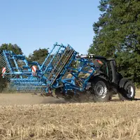 Le scalpeur Koralin de Lemken  dispose de deux extensions repliables, chacune munie d'une roue de jauge, la partie centrale intégrant également deux r