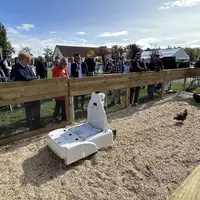Marc Fesneau en train de regarder un robot agricole en fonctionnement le 22 septembre à Montoldre, dans l'Allier.