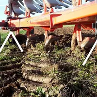 Claas exploite le troisième point hydraulique pour gérer le parallélisme de l'outil avec le sol, quelles que soient les conditions de traction.