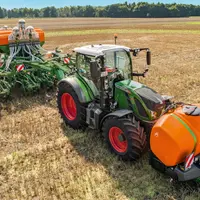 La cuve frontale  FT-P 1502 d'Amazone est combinée au semoir Primera DMC pour fertiliser avec de l'engrais liquide au semis.