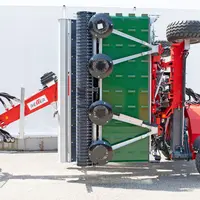 L'andaineur à tapis Reiter Respiro R8 Compact mesure 5,6 m de long, 2,95 m de large et 3,4 m de haut au transport.