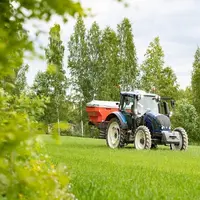 Développé pour les épandeurs d'engrais portés, le troisième point intelligent Smart Top Link de Valtra s'ajuste automatiquement en longueur durant le