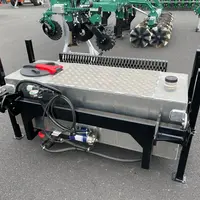 Les trémies de Duro-France  se complètent en option d'une cuve de 300 l pour les produits liquides, qui s'accroche à la place de la rampe frontale.