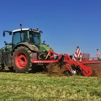 Les déchaumeurs à dents offrent un travail régulier avec des socs à patte d'oie ou des dents équipés d'ailettes.