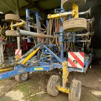 Le scalpeur Treffler TG 580 utilise quatre double roues de jauge à l'avant.
