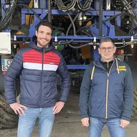 Maxime Lefevre, à gauche, signe un contrat de prestation spécifique, d’une validité d’un an, pour la délégation de la pulvérisation avec Franck Belles