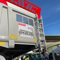 Les bennes monocoques Agro-Service 2000 reçoivent en standard un hublot sur la face avant et une échelle alu télescopique.