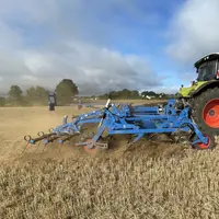 Le scalpeur porté Urasi de Carré se décline en châssis fixe 3 et 3,5 m de large, ainsi qu'en version repliable de 4,20, 5,20 et 6 m