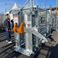 La cage de contention CCR8000 de Satene se complète en option d'un lève-tête ergonomique.