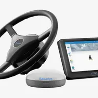 Le système d'autoguidage F100 de Sveaverken se présente sous la forme d’un kit comprenant notamment un volant motorisé, une console à écran tactile de